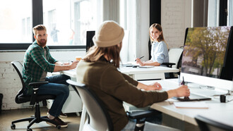 Muchas ofertas laborales actuales disfrazan condiciones injustas con títulos ambiguos que confunden a los postulantes