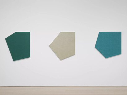 Robert Mangold, Pentagons and folded space, exhibition view. Courtesy of Pace Gallery