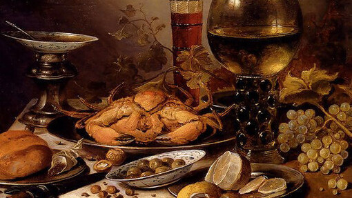 Natura morta con granchio su piatto d'argento, uva, olive e e limone