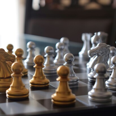 Oltre alla biologia, l’iperciclo offre una chiave per pensare sistemi sociali, economici e organizzativi fondati sulla rigenerazione reciproca