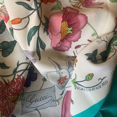 Foulard disegnato da Accornero. Foto di Raffaella Cesareo
