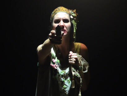 Anakarina Fajardo interpreta a Ligia Parra Jahn en el soliloquio 'Amor de página roja', parte del proyecto 'Matria' dirigido por José Tomás Angola 