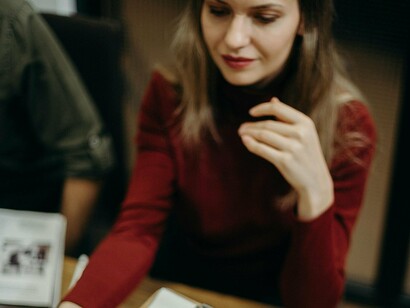 Entrevista de emprego. Para maximizar o alcance do perfil, é importante manter uma frequência de postagens e interações, seja comentando publicações de outros profissionais, seja compartilhando insights e aprendizados da sua trajetória. O LinkedIn premia o engajamento, e perfis que interagem com frequência tendem a aparecer mais para recrutadores e demais conexões