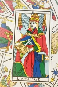 Este Arcano representa uma mulher sábia, uma sacerdotisa antiga, que detém o conhecimento e a intuição necessárias para saber agir da forma mais adequada. A Papisa representa a serenidade, e também o estudo e o mistério. Sempre que este Arcano surge, a pessoa está preparada para resolver as questões que se lhe apresentam e sabe fazê-lo com sabedoria, mestria e inteligência. Este Arcano indica que deve prestar muita atenção à sua intuição para saber compreender os sinais que esta lhe envia. A sua voz interior é a sua mais sábia conselheira