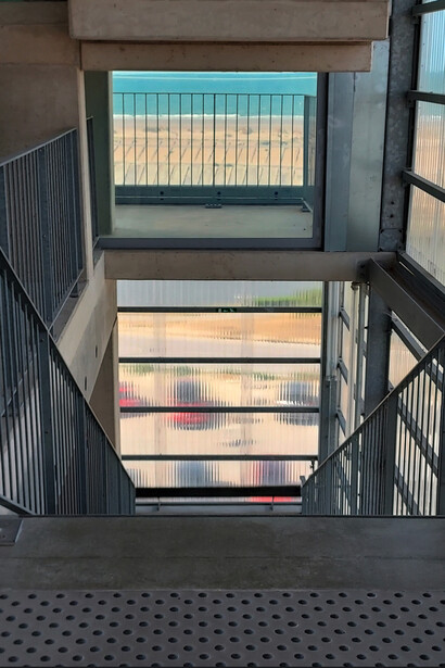Le bâtiment du FRAC Grand Large, à Dunkerque. Le visiteur parvenu au belvédère devra donc puiser dans les ressources de sa mémoire ou de son imagination pour donner forme à la plage, et plisser les yeux pour saisir les vagues de la Mer du nord qui s’ouvre pourtant largement devant lui