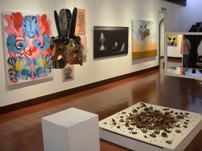 Vista de la nave central del MAC con obras del Salón Nacional 2022. Foto: Akez