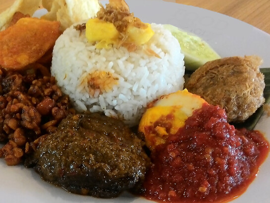 El rendang de Indonesia es considerado por muchos expertos y encuestas internacionales como el plato más delicioso del mundo gracias a su cocción lenta en leche de coco y especias
