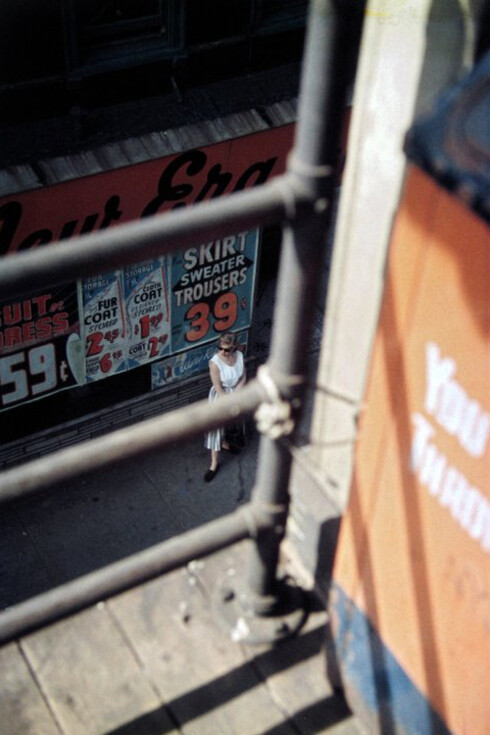 Saul Leiter. Waiting Woman, 1958 - Chromogenic print