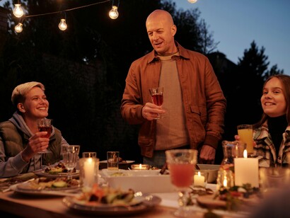 Ademais, a comida não apenas é uma arte como é uma arte altamente colaborativa e especializada. Cada prato envolve inúmeros profissionais, conhecimentos e tecnologias. Há um esforço colaborativo, como no cinema, que vai desde os trabalhadores do campo, até o processamento e os temperos