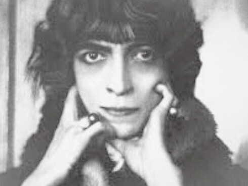 Luisa, marquesa Casati Stampa di Soncino, fue una musa y mecenas italiana que inspiró a múltiples poetas y artistas en la Europa de principios del siglo XX