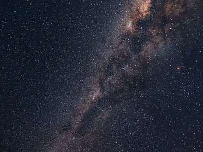 Cielo notturno stellato con Via Lattea visibile