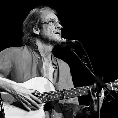 Luis Eduardo Aute, músico, cineasta, escultor, pintor y poeta español