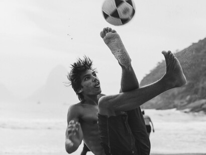 Refletindo sobre a experiência estética e a sensação de paz ao entardecer na praia de Ipanema, Rio de Janeiro, Brasil