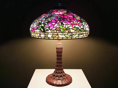 Art Nouveau e influenze sul design moderno. In Inghilterra nacquero nella seconda metà dell’Ottocento numerose scuole di arti e mestieri, per cercare una sintesi tra funzionalità ed estetica degli oggetti. Tali movimenti si propagarono anche nel continente: in questo contesto nacquero l’Art Nouveau in Belgio, la Secessione in Austria, lo Stile Liberty in Italia, lo Jugendstil in Germania