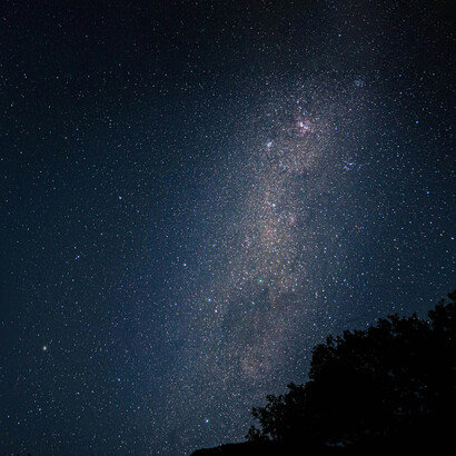 Cielo estrellado. Bruno dilató el sistema solar y universo imperantes, pues pensaba que no solo el universo era infinito, sino que también este sistema solar