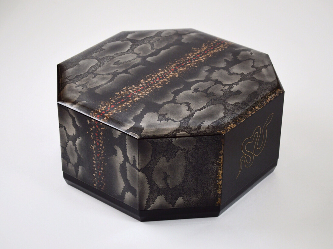 Ohara Yoshitomo, Hexagonal Box - Shokō (Aurora), 2014. Courtesy of Onishi Gallery