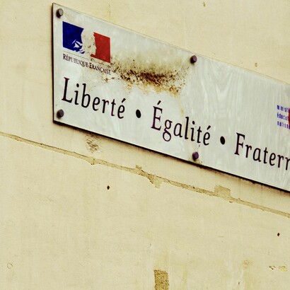  La devise « Liberté, égalité, fraternité » est alors devenue le résumé fondamental qui oriente la trajectoire de l’homme occidental
