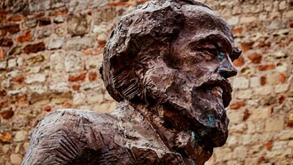 Marx observa que, em uma certa etapa de seu desenvolvimento, as forças produtivas materiais da sociedade inevitavelmente entram em contradição com as relações produtivas existentes. Essas relações produtivas, que são a expressão jurídica das relações de propriedade, haviam se desenvolvido no seio das próprias forças produtivas. Se inicialmente essas relações funcionavam como formas evolutivas para o desenvolvimento das forças produtivas, elas se convertem em entraves à medida que o desenvolvimento progride. Quando essa conversão ocorre, abre-se uma época de revolução social