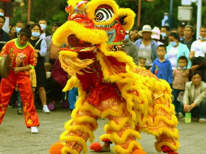Dragão em comemoração do Ano Novo Chinês. A aproximação da Arábia Saudita com a China, apesar de seu histórico de alianças com os Estados Unidos, reflete uma aproximação calculada e estratégica, trazendo mudanças nas dinâmicas globais