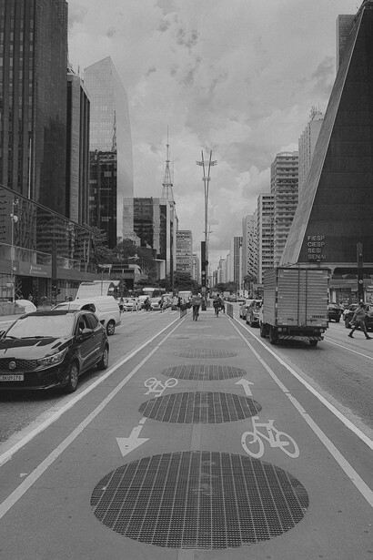 Os perigos de dirigir nas marginais incluem lidar com motos rápidas, tráfego intenso e saídas confusas