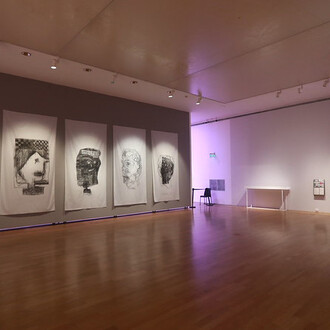 Eugenio Dittborn, Histórias do rosto, vista da exposição. Cortesia do Museo Nacional de Bellas Artes