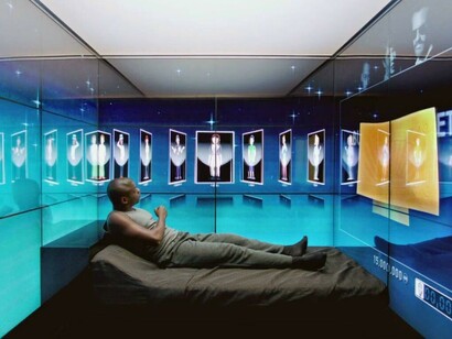 La célula de vivienda en el capítulo “15 millones de méritos” de la serie Black Mirror de Ch. Brooker 