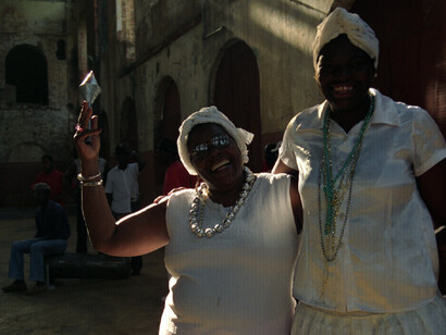 A figura do babalorixá é central na construção da autoridade e disciplina no candomblé, influenciando a obediência e a formação dos novos membros. Batuque de Umbigada de Piracicaba