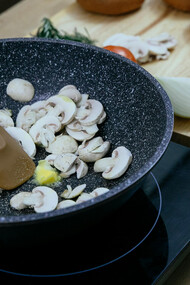 Descubra como aprimorar suas habilidades culinárias com técnicas simples de refogado. Aprenda sobre diferentes bases de aromáticos, como os óleos essenciais e a reação de maillard influenciam os sabores e obtenha resultados deliciosos