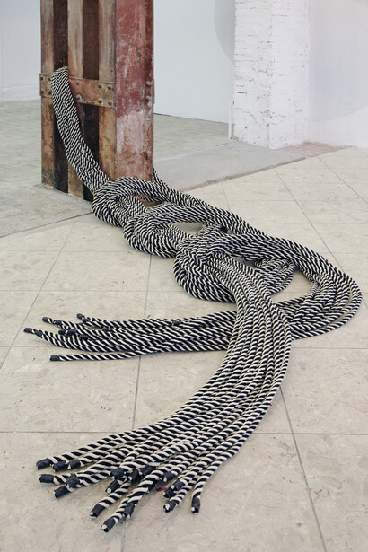 Kato Six, Spinning lines, twisting thoughts, 2017. 200 meter of cotton rope. Dimensions variable. Part of the collection of Mu.zee, Oostende BE. Photgrapher: Sari Ember. Installation view in the exhibition ‘CHANGE-CHANGE’, Budapest, HU.