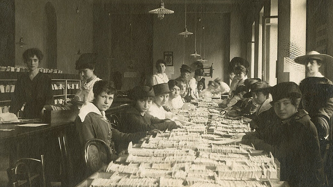Donne al lavoro in un ufficio postale lombardo durante la Prima guerra mondiale