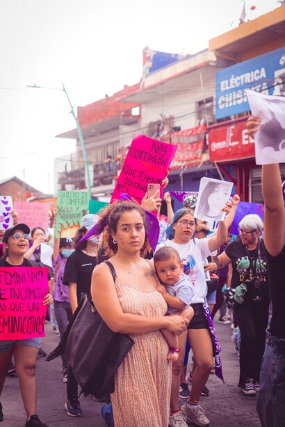 Mulher com criança em protesto de rua