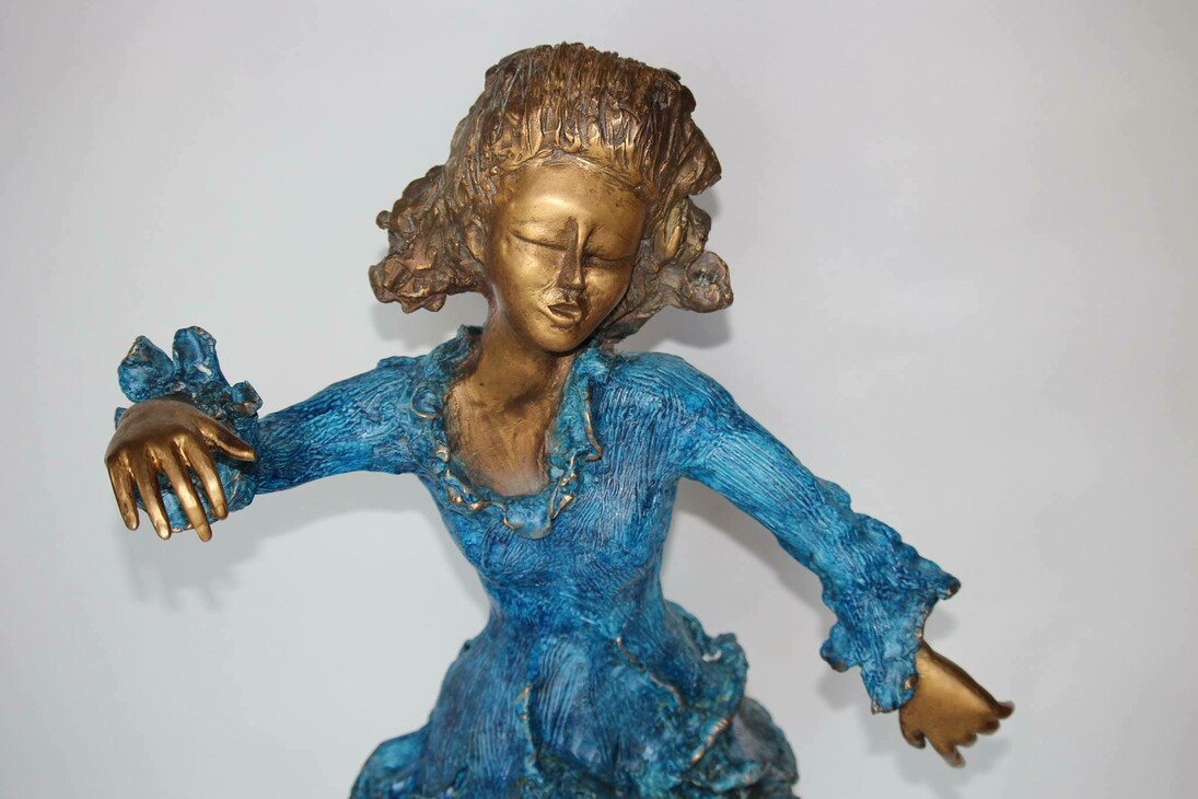 Milano Scultura Preview. Albertini, Ragazza con le calze bianche