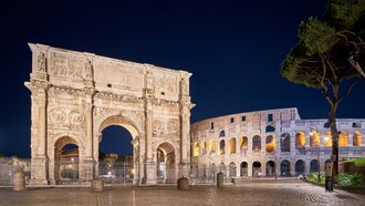 Arco di Costantino e Colosseo, Roma, Italia. L'Arco può essere considerato come un vero e proprio museo di scultura romana ufficiale