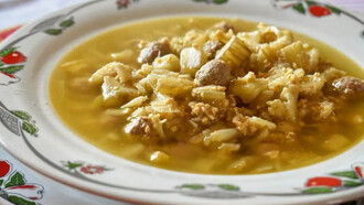 Il Cardone è una zuppa tradizionale beneventana a base di cardi, carne, uova sbattute e talvolta polpettine.
Preparato soprattutto durante il periodo natalizio, il Cardone rappresenta una ricetta antica che racchiude i sapori autentici della cucina sannita
