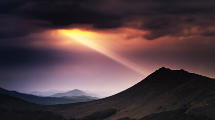 Un halo de luz se abre paso entre las densas nubes