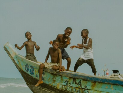 Meninos brincam em viagem de barco