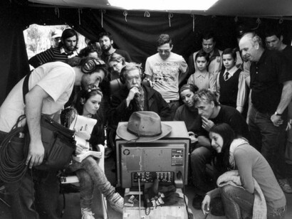 Raúl Ruiz y su equipo durante el rodaje de una película
