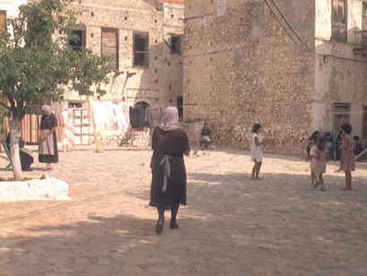 Mediterraneo, di Gabriele Salvatores, (1991). Il bisogno di scappare può certamente avere un’origine dolorosa, di separazione da qualcosa di negativo e nocivo: come un conflitto armato, o come una situazione di forte disagio diffusa in un Paese, ma può anche rivolgersi ad una necessità dell’individuo, che abbandona il sentiero più battuto alla ricerca del proprio posto nel mondo