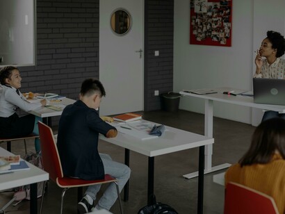 Professor falando com os alunos
