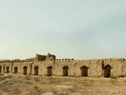 La economía afgana, que ya dependía en gran medida de la ayuda internacional, ha sufrido un colapso casi total. El sistema bancario se ha visto paralizado, y las sanciones internacionales han dificultado el acceso a fondos cruciales.Tape Shahrara, 2021. Kabul Afghanistan