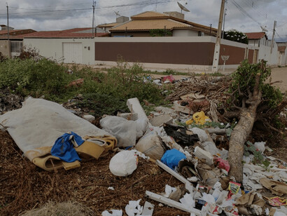 Lixo em terreno em Pernambuco, Brasil