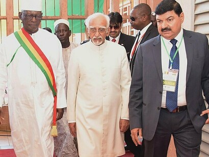 Le vice-président, Shri M. Hamid Ansari, reçu par le président de l'Assemblée nationale du Mali, M. Issaka Sidibé, à son arrivée à l'Assemblée nationale du Mali, à Bamako, au Mali