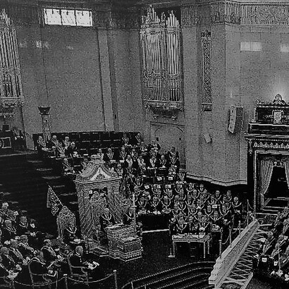 A Maçonaria é uma ordem filosófica que promove o aperfeiçoamento de seus membros, focando na verdade e na prática das virtudes. Assembléia da Grande Loja Unida da Inglaterra (GLUI)