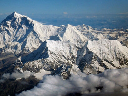 Il Monte Everest è la vetta più alta del mondo con 8.849 metri sul livello del mare, si trova sulla catena dell'Himalaya tra Nepal e Cina