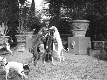 Gabriele D'Annunzio con i propri levrieri