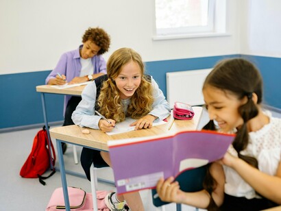 Nesse dia voltei para casa, sentindo-me pequeno, menino, com toda uma vida pela frente. Visitar aquele meu passado, encontrar aquela minha professora, a minha escola e aperceber-me que, também eu, sou parede daquele edifício: um edifício feito de barro, o mesmo que nós somos feitos
