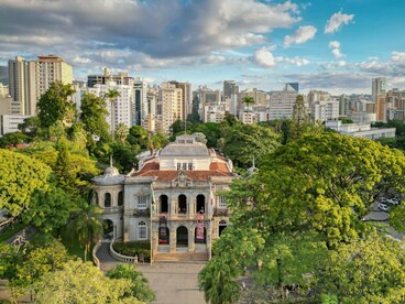 Palácio da Liberdade, localizado na Praça da Liberdade, em Belo Horizonte, Minas Gerais, Brasil. Além disso, existe legislação ambiental que define quais espécies podem ser suprimidas e como deve ser feita a compensação ambiental