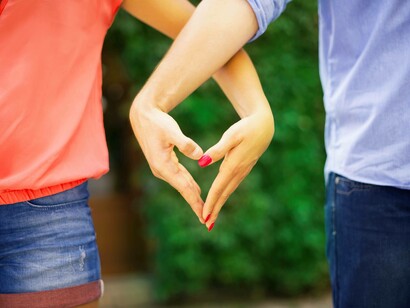 Forma di cuore realizzata con le mani: "La gentilezza, l’educazione e il rispetto non sono passati di moda..."
