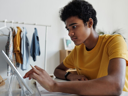 Diferente dos pais e avós, os alunos hoje utilizam a internet e os infinitos sites de pesquisa para os estudos