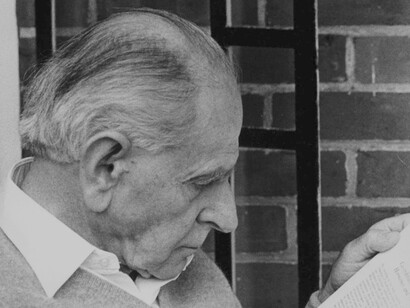 Karl Popper, célebre por haber fundado el falsacionismo y por sus teorías de la falsabilidad y el criterio de demarcación